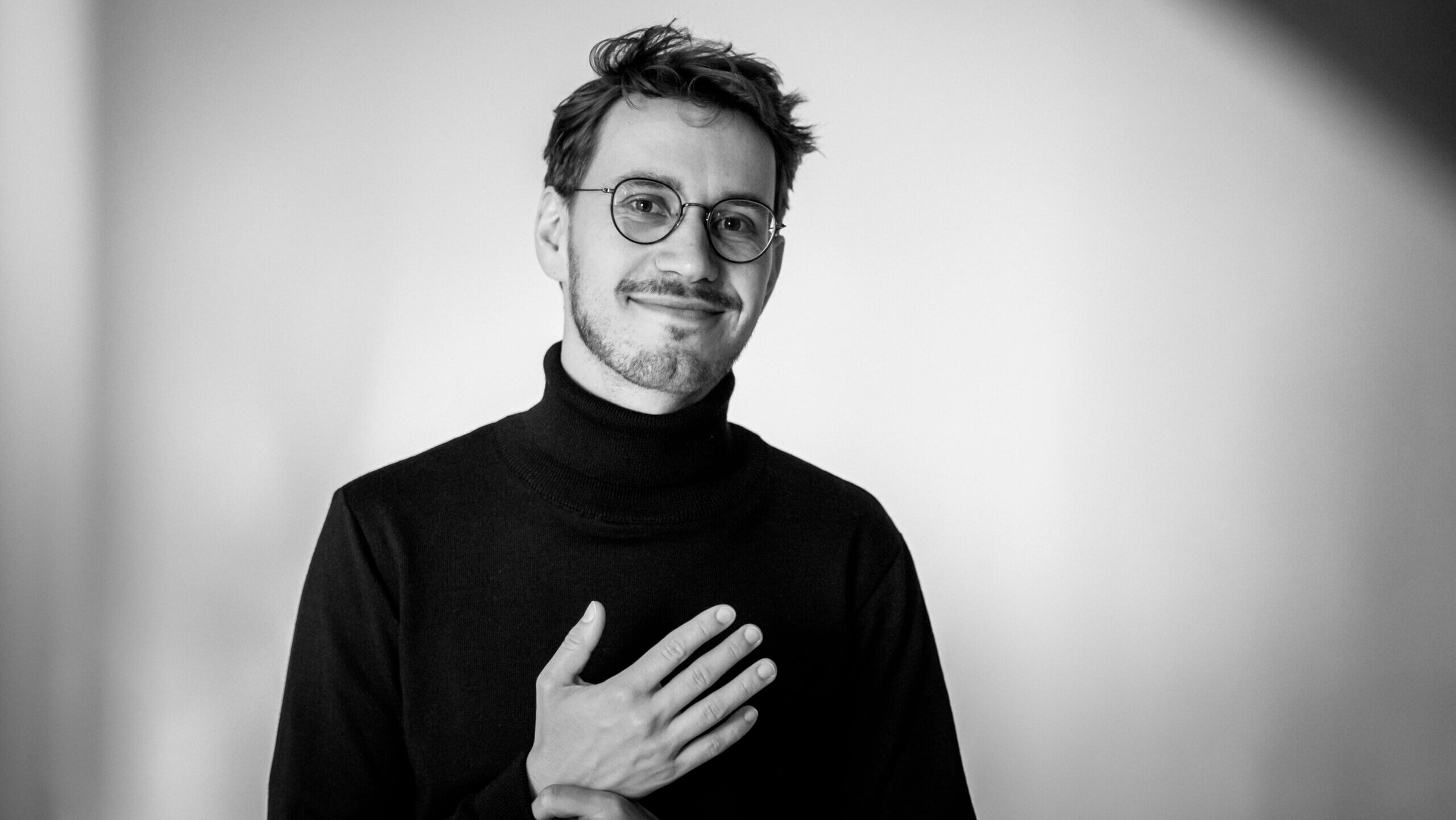 Veranstaltungsmoderator Gottfried Haufe in schwarz/weiß.